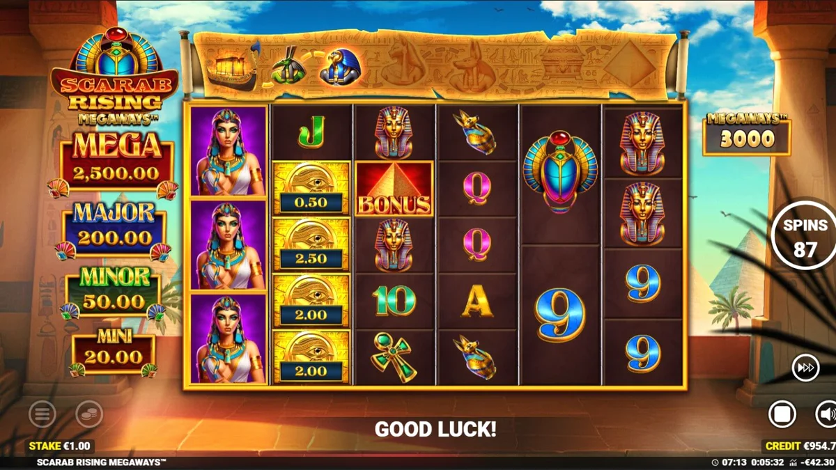 Tampilan antarmuka permainan slot Scarab Rising Megaways dengan simbol Mesir Kuno